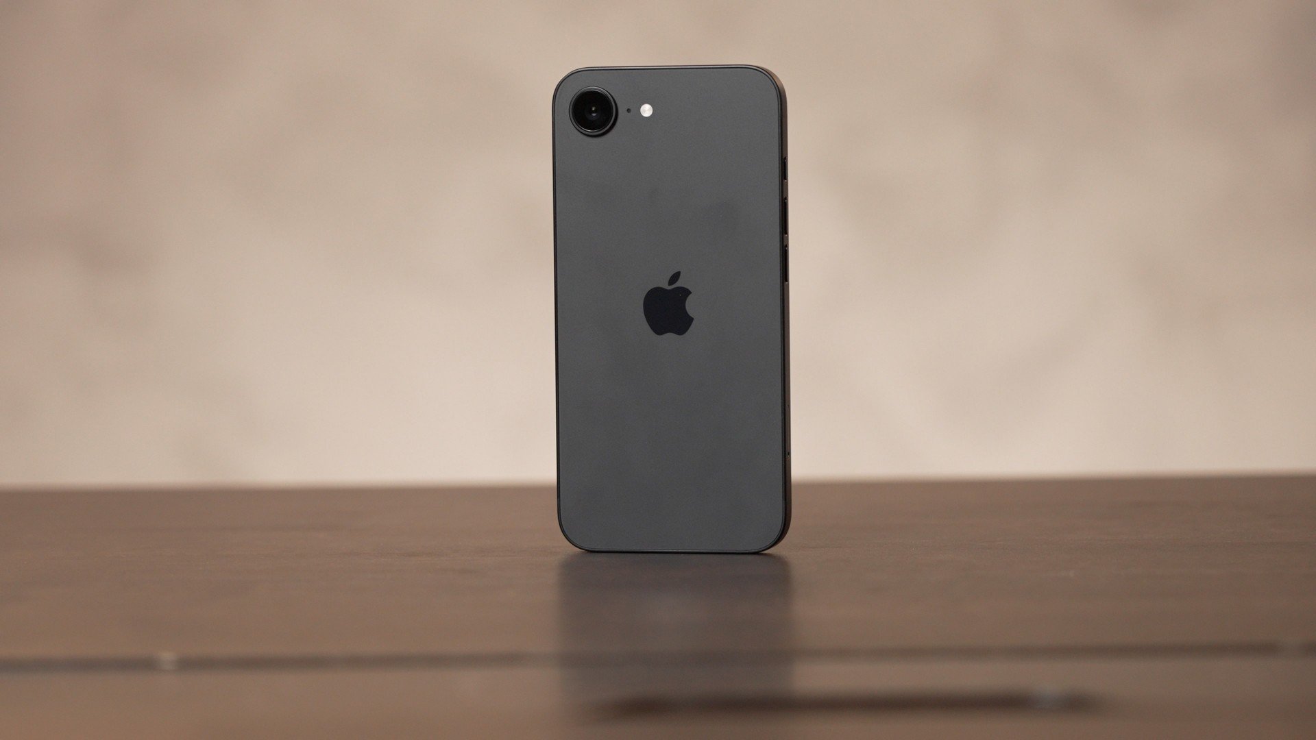 iPhone 16e, Apple raggiunge il 40% di componenti proprietari