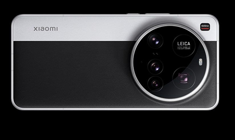 Vista posteriore dello Xiaomi 15 Ultra nella mano di qualcuno