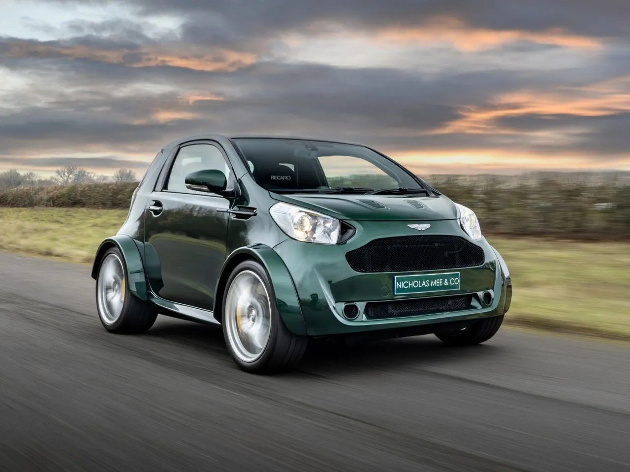 La folle city car V8 Cygnet di Aston Martin da 430 CV è in vendita