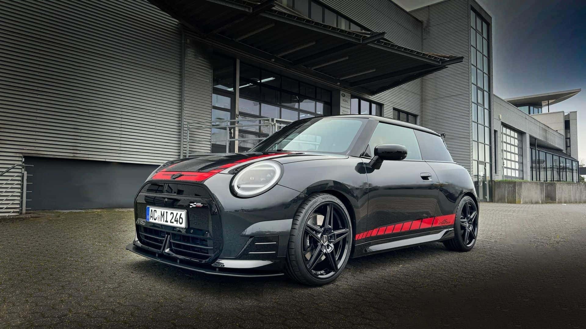 AC Schnitzer esalta la Mini Cooper SE: assetto ribassato e look aggressivo