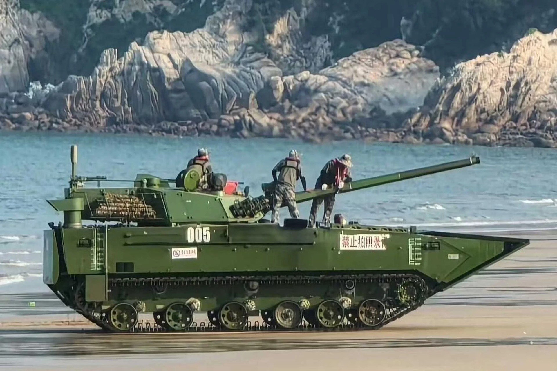 Cina sviluppa nuovo veicolo militare anfibio con torretta autonoma