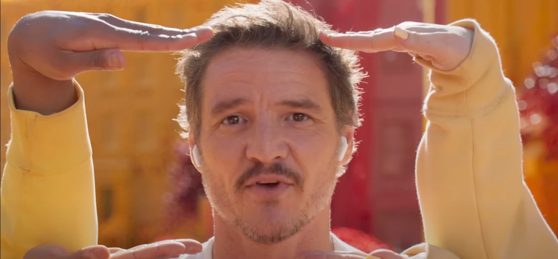 Il prossimo spot per le AirPods 4 ha uno spot: il protagonista è Pedro Pascal