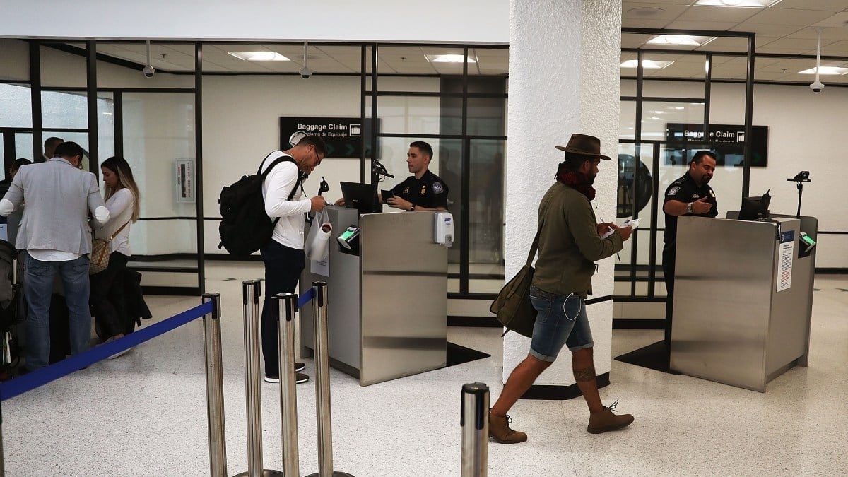 Sorveglianza digitale negli aeroporti: controlli elettronici e diritti degli immigrati