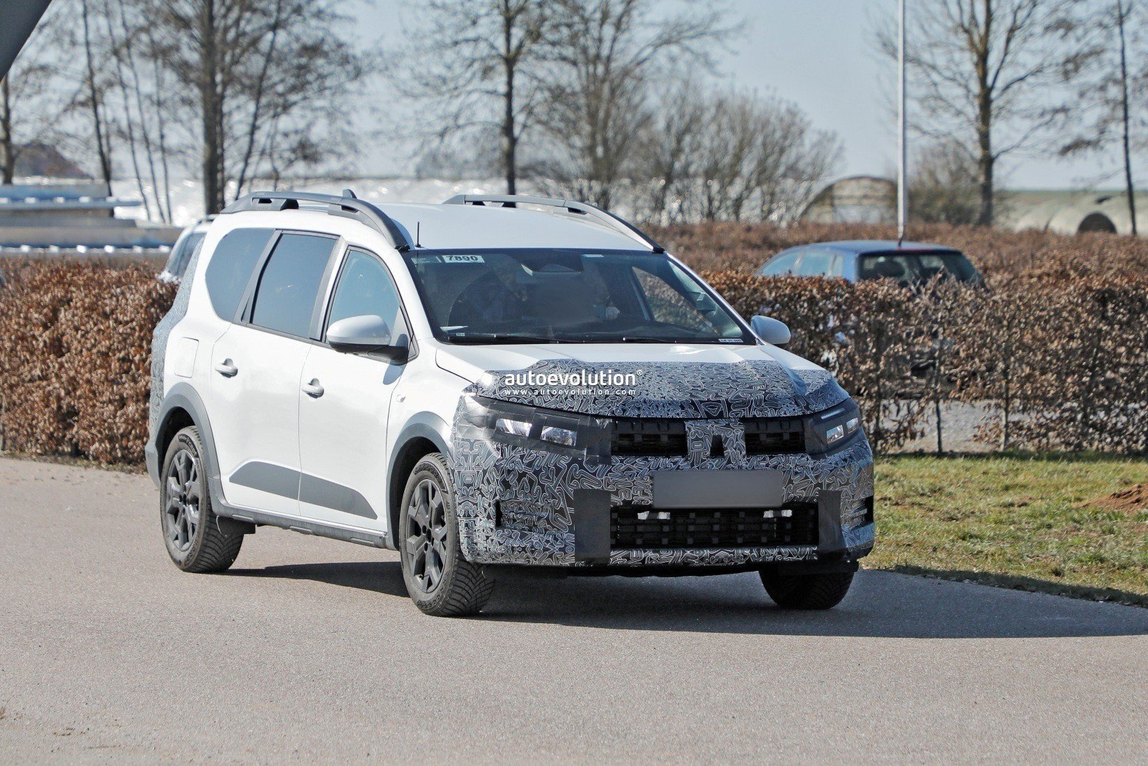 Dacia Jogger si prepara al restyling. Eccola su strada | Foto spia