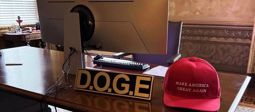 Musk comanda il DOGE con un PC da gaming: la foto del suo ufficio