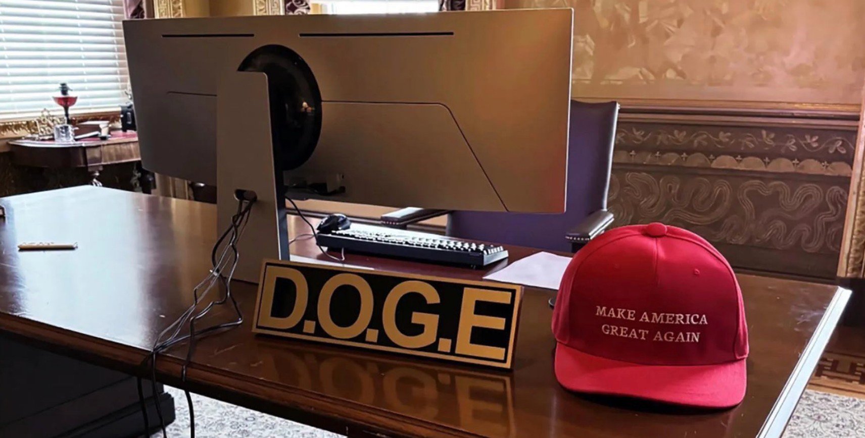 Musk comanda il DOGE con un PC da gaming: la foto del suo ufficio