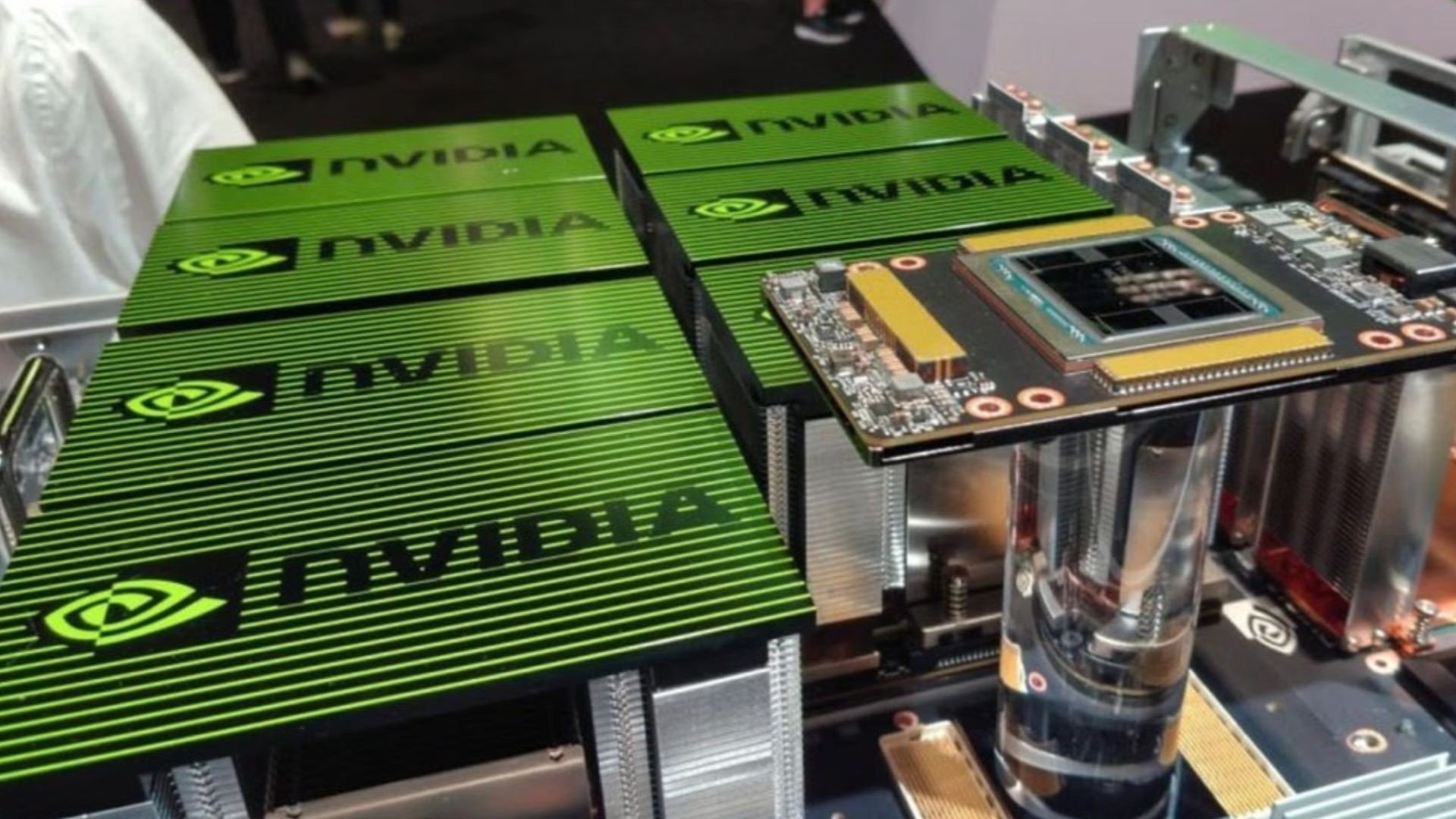 Batosta da 5,5 miliardi per Nvidia: gli USA bloccano l'export dei chip AI verso la Cina