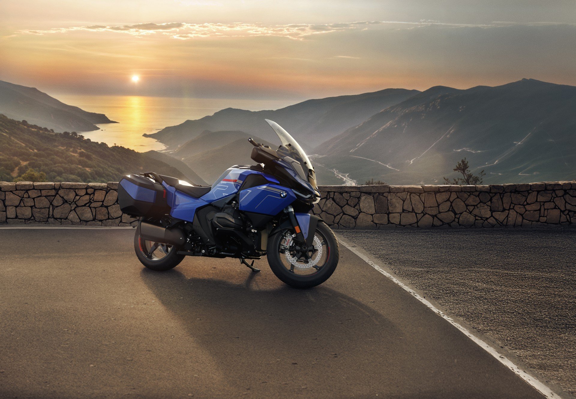 BMW R 1300 RT 2025, ecco la nuova regina delle moto da viaggio. Specifiche e prezzi