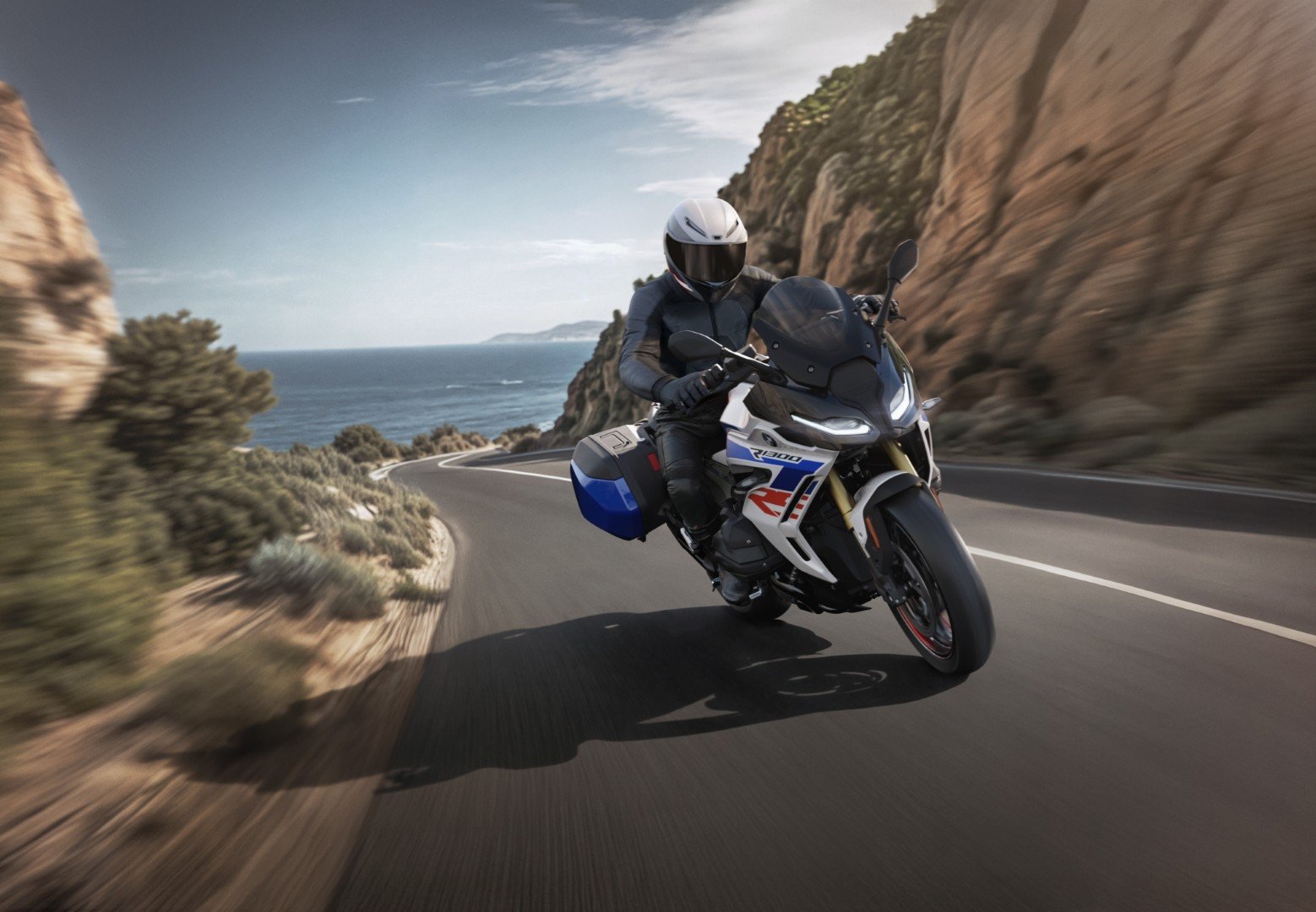 BMW R 1300 RS: si aggiorna l'iconica sport tourer boxer. Le novità