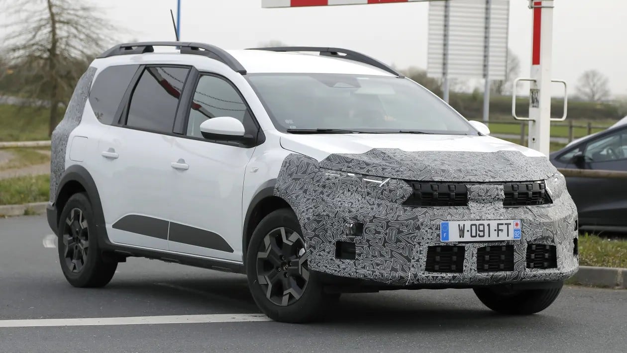 Dacia Jogger, si avvicina il restyling. Test in corso | Foto spia
