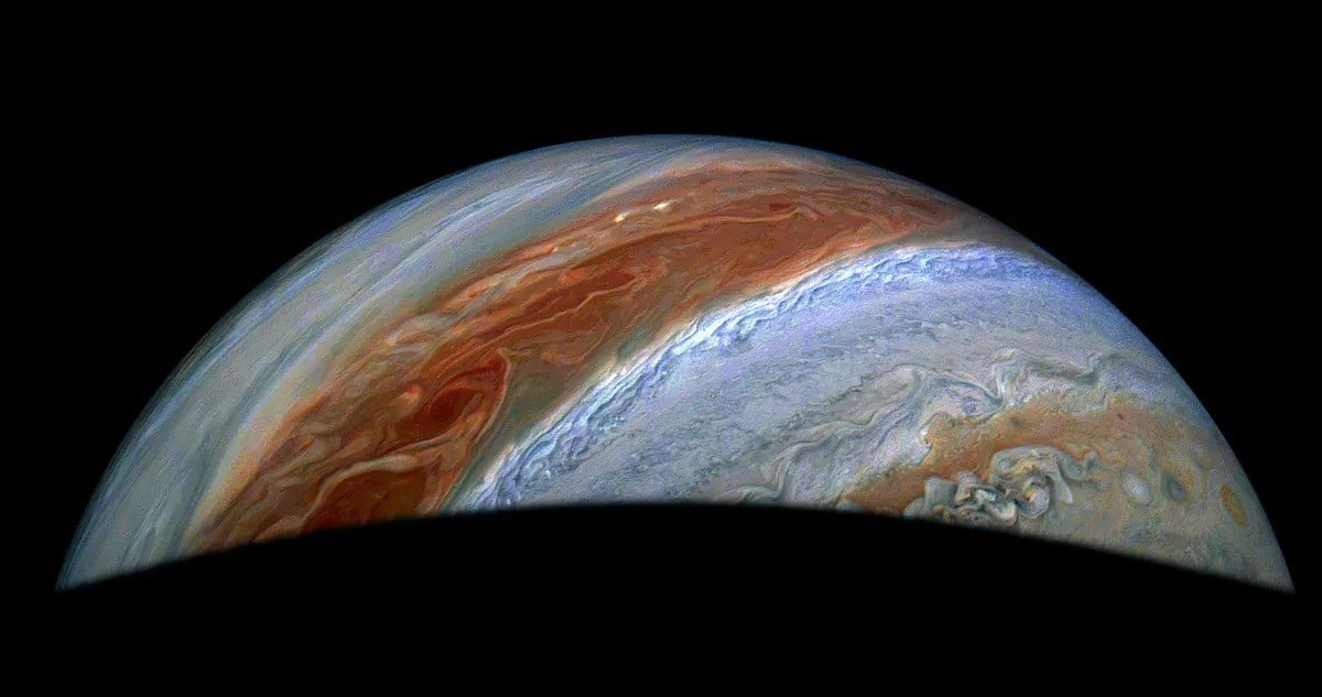 Vortici danzanti e fiumi di magma svelati dalla sonda Juno di NASA su Giove e Io