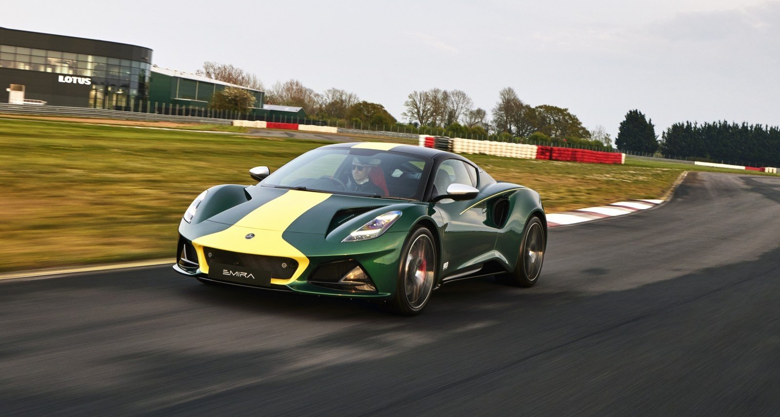 La Lotus Emira Clark Edition celebra il leggendario pilota scozzese