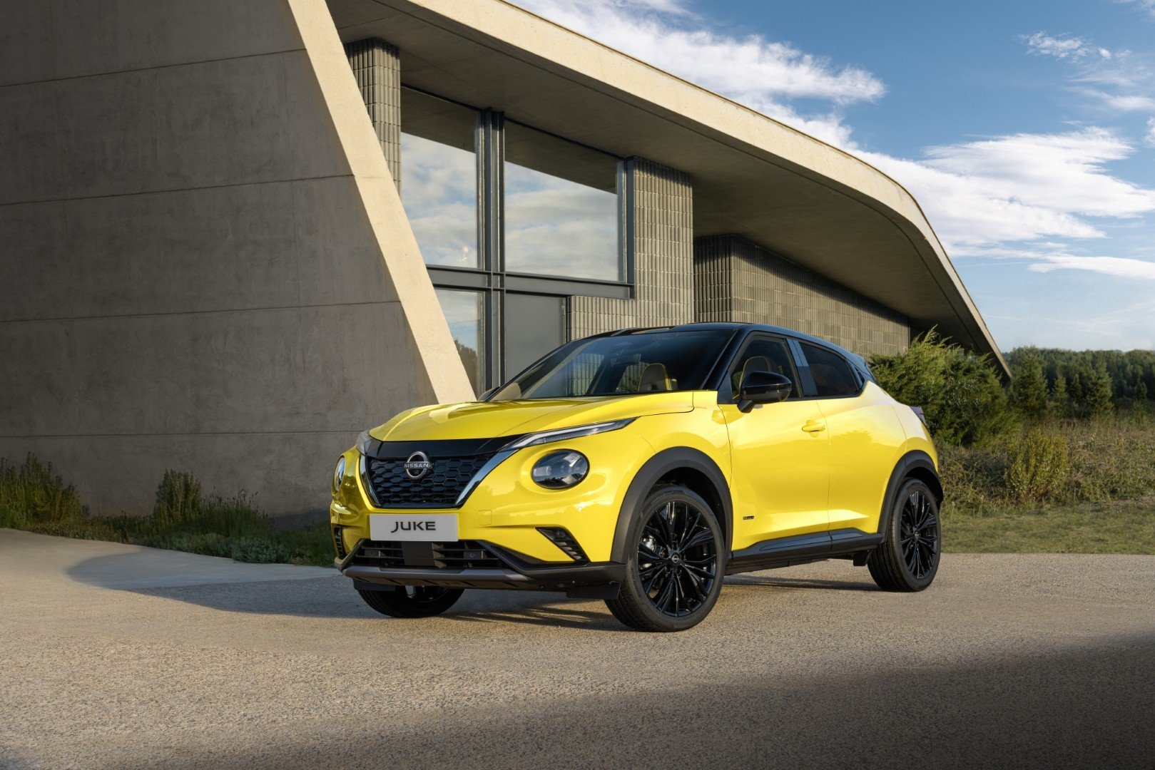 Il successo Nissan in Italia passa dall'elettrificazione: in arrivo Micra e Leaf