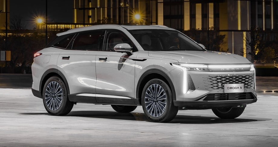 Omoda 9, SUV "super ibrido" con 1.100 km di autonomia. Dotazioni e scheda tecnica