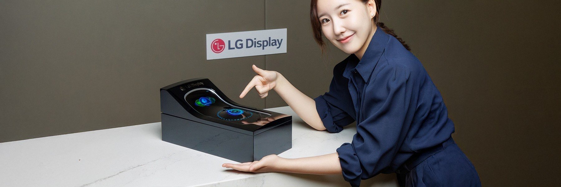 Display estensibili, OLED scorrevoli e più privacy: LG svela al SID l'auto del domani