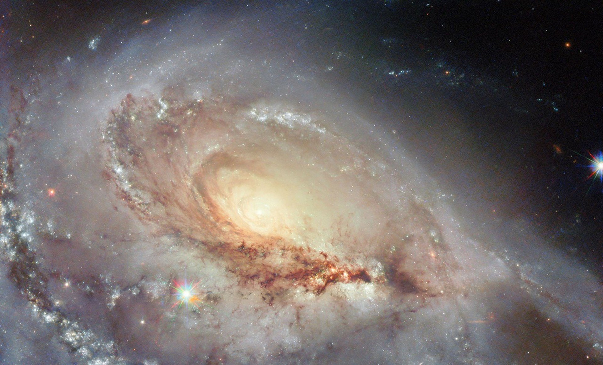 Hubble fotografa Arp 184: una galassia a spirale irregolare e piena di sorprese
