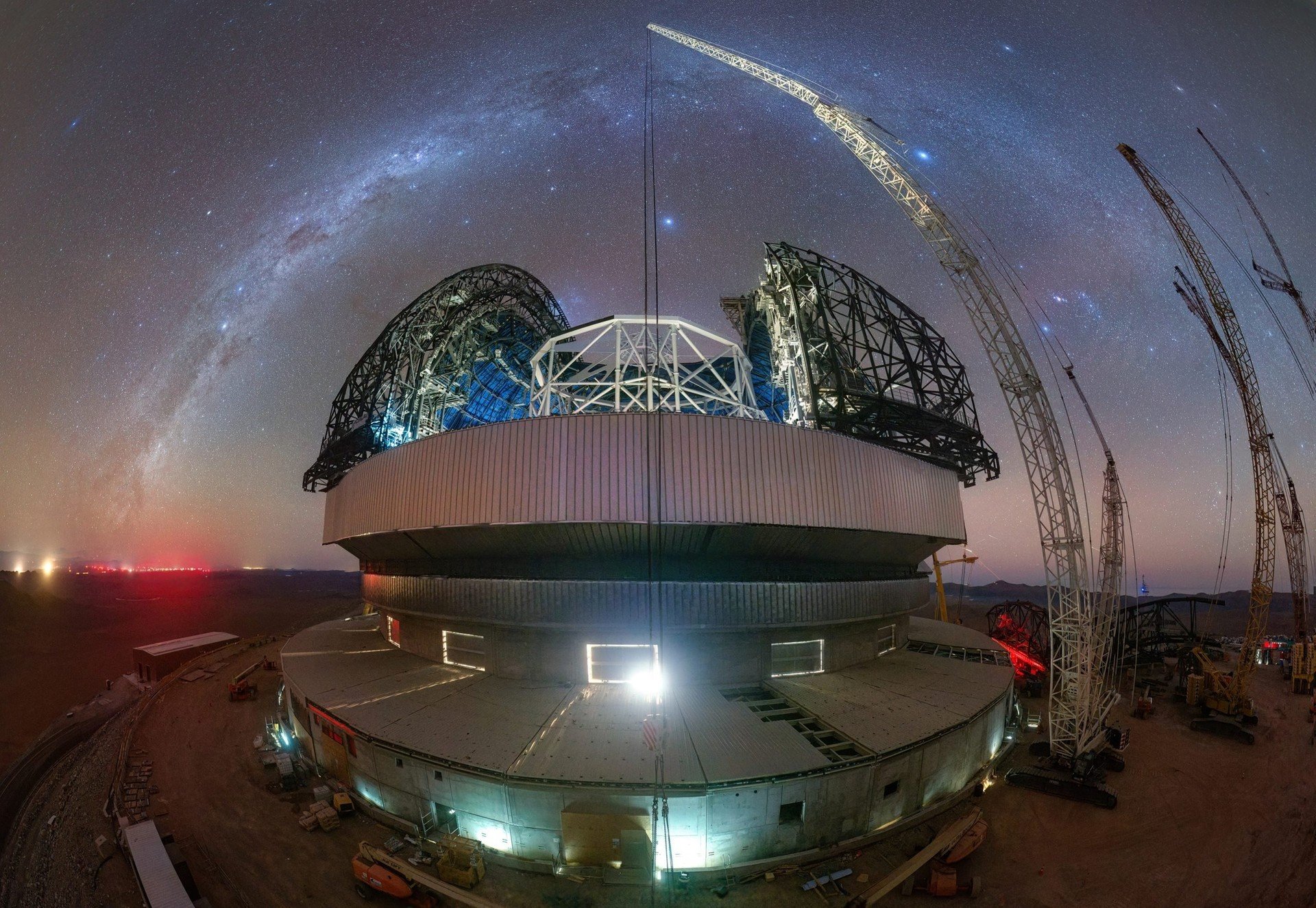 Il telescopio più grande del mondo prende forma sotto il cielo cileno