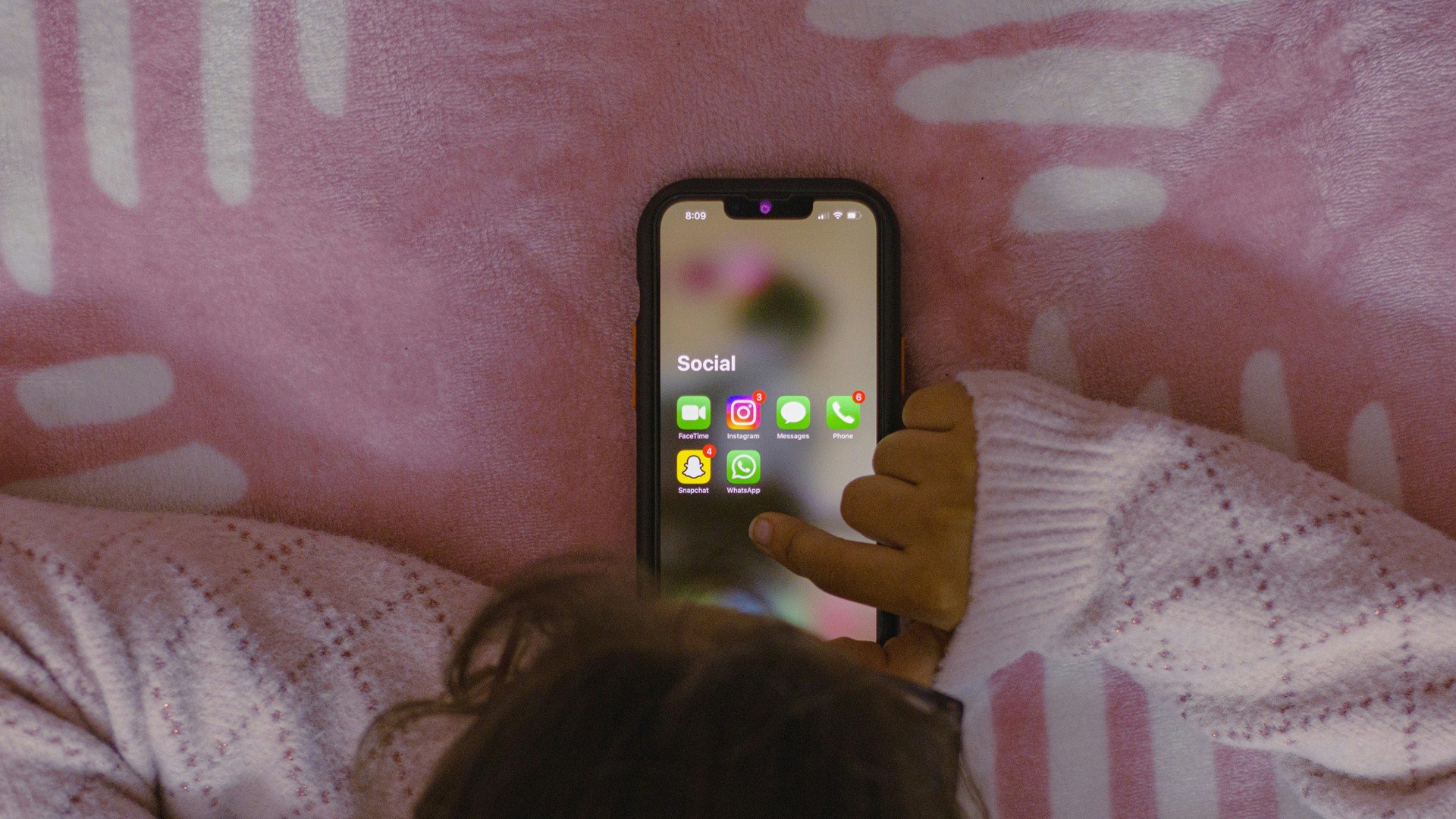 Niente smartphone tra i banchi fino ai 14 anni: l'Italia "fa scuola" a Bruxelles