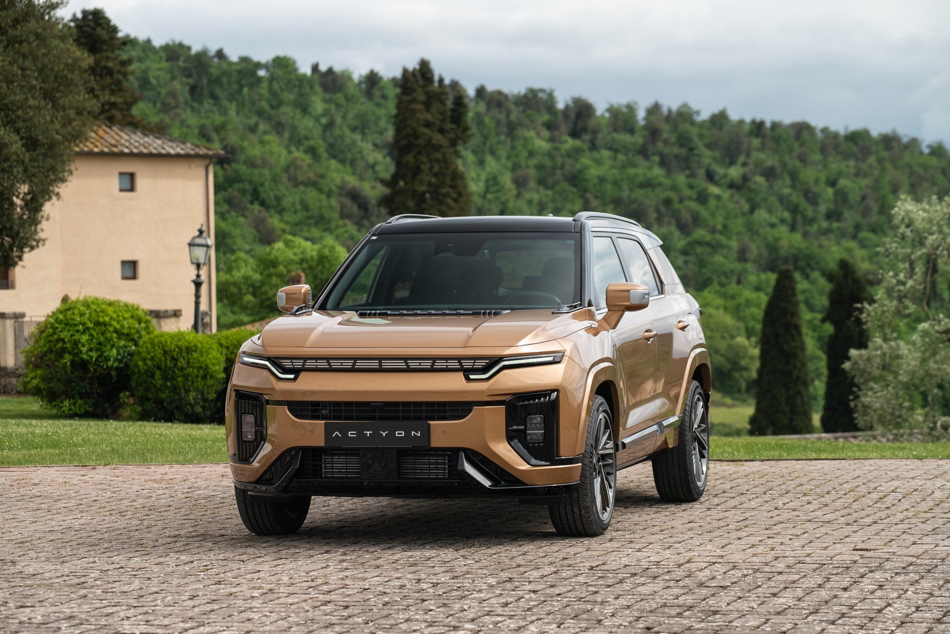 KGM Actyon, c'è un nuovo SUV a benzina. Costa 41.750 euro