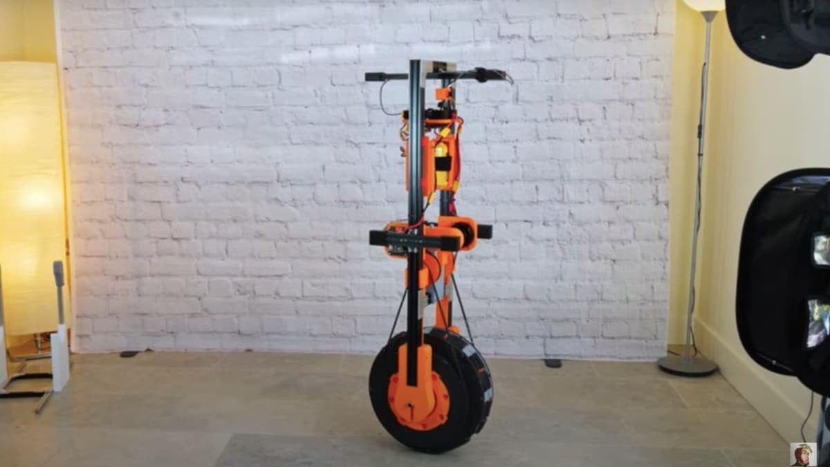 Robot su una ruota resta in equilibrio da fermo: il progetto sorprendente di James Bruton