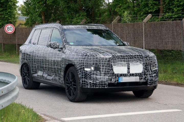 BMW X7: le foto spia della nuova generazione attesa per il 2027
