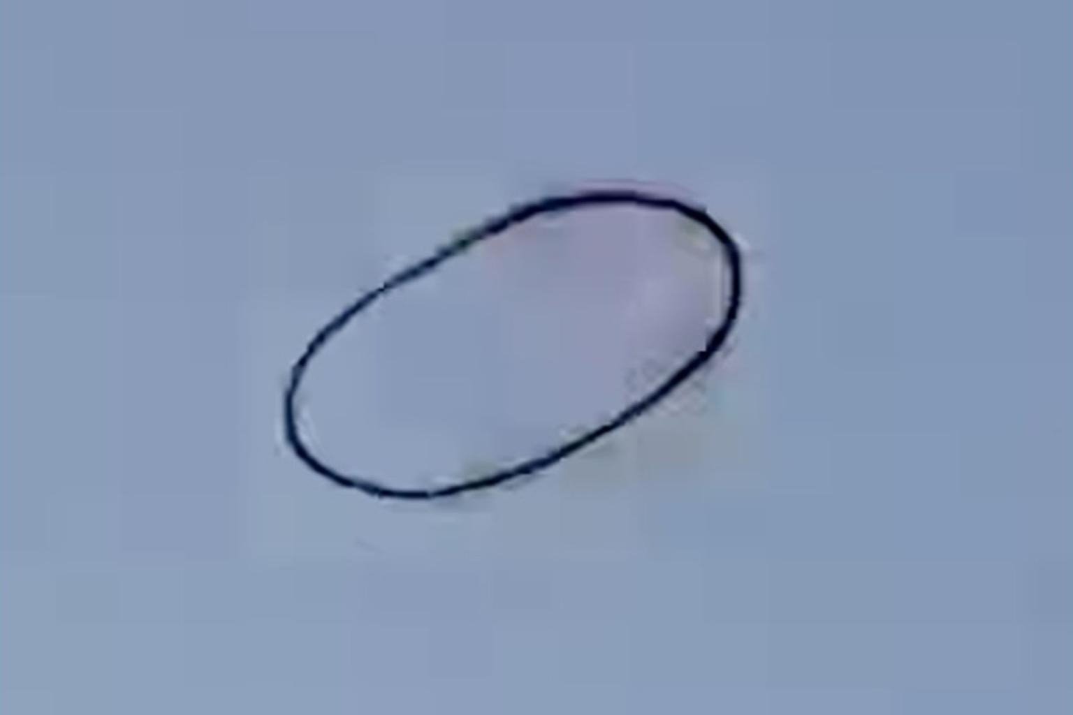 Anello nero nei cieli del Kansas: mistero e stupore tra le persone | Foto