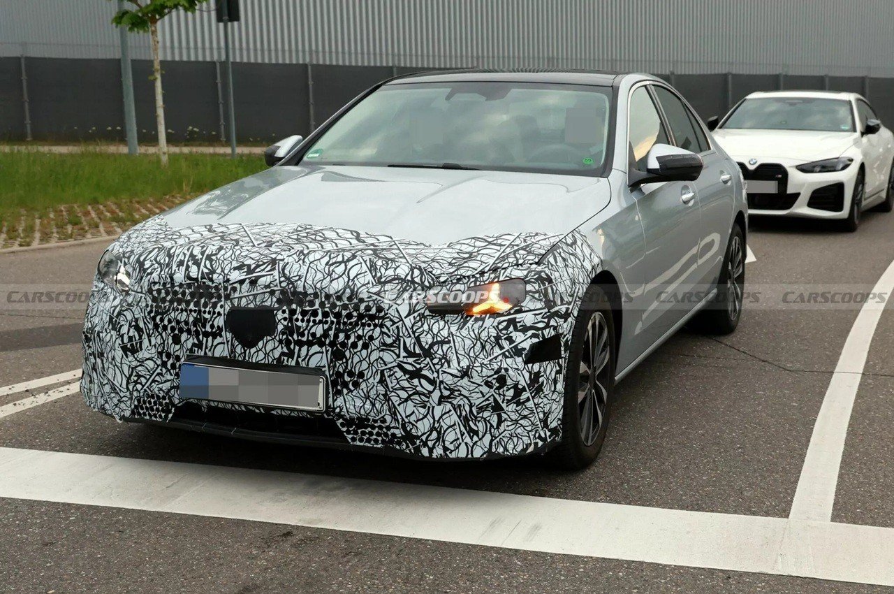 Mercedes Classe C 2025: nuove foto spia rivelano fari a stella e nuovi specchietti
