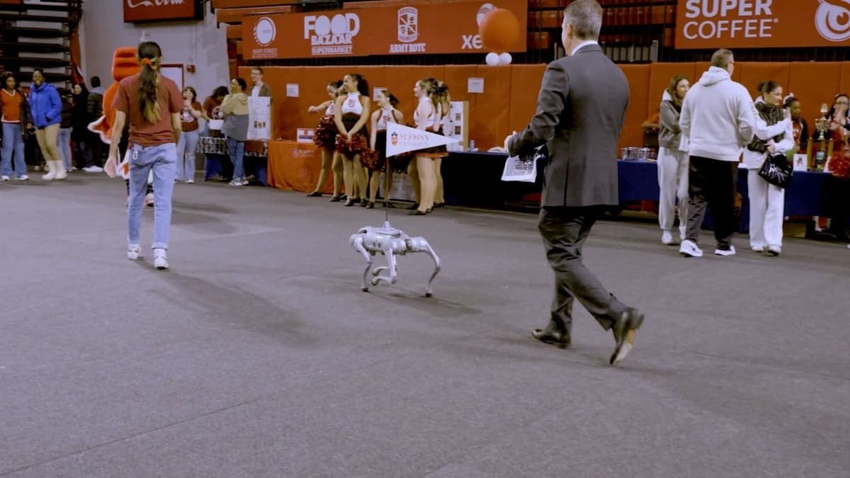 Thunder Paws, il cane robotico incanta il pubblico tra salti e movimenti realistici