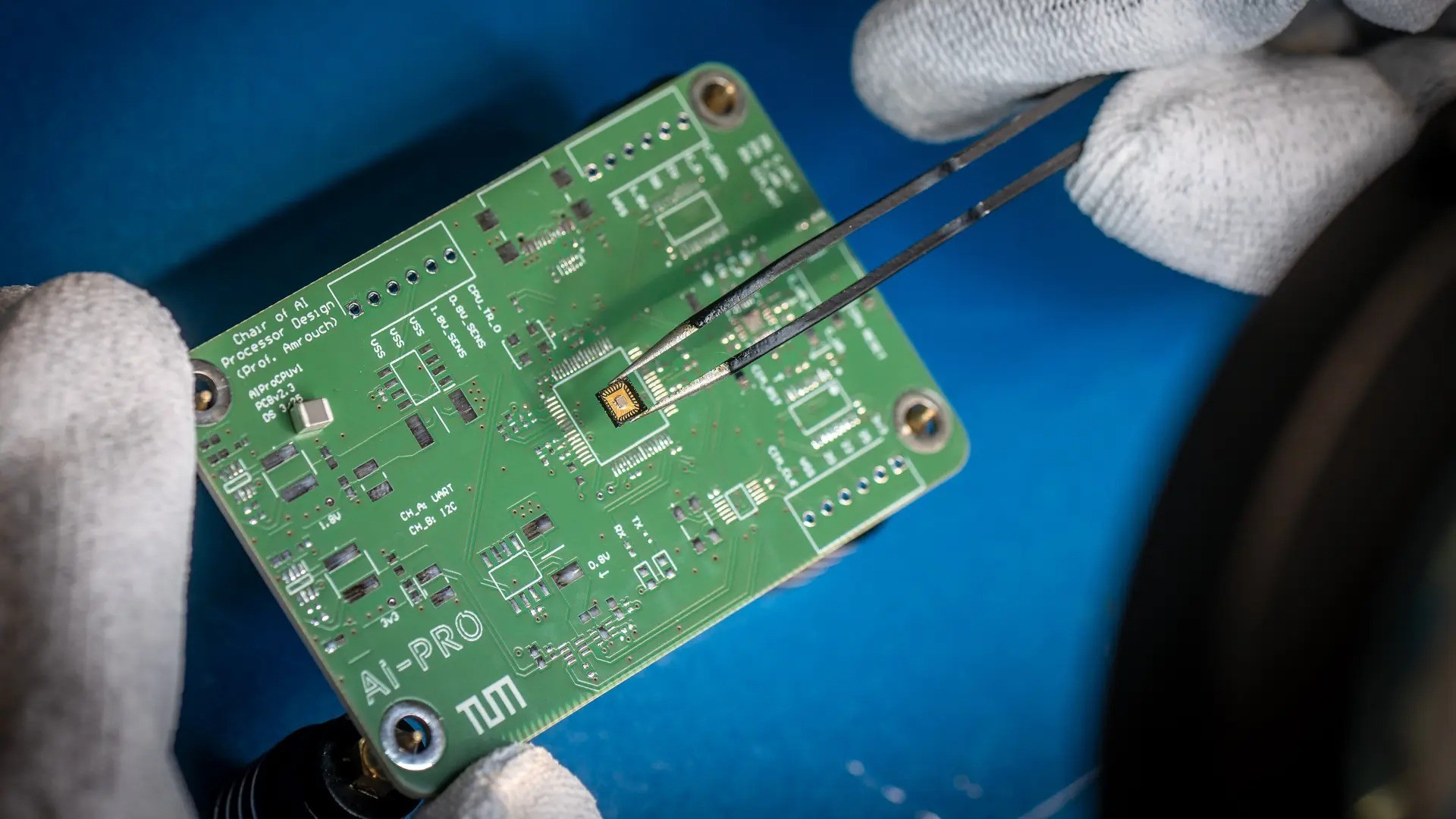 Nuovo chip AI ispirato al cervello: consuma 100 volte meno energia