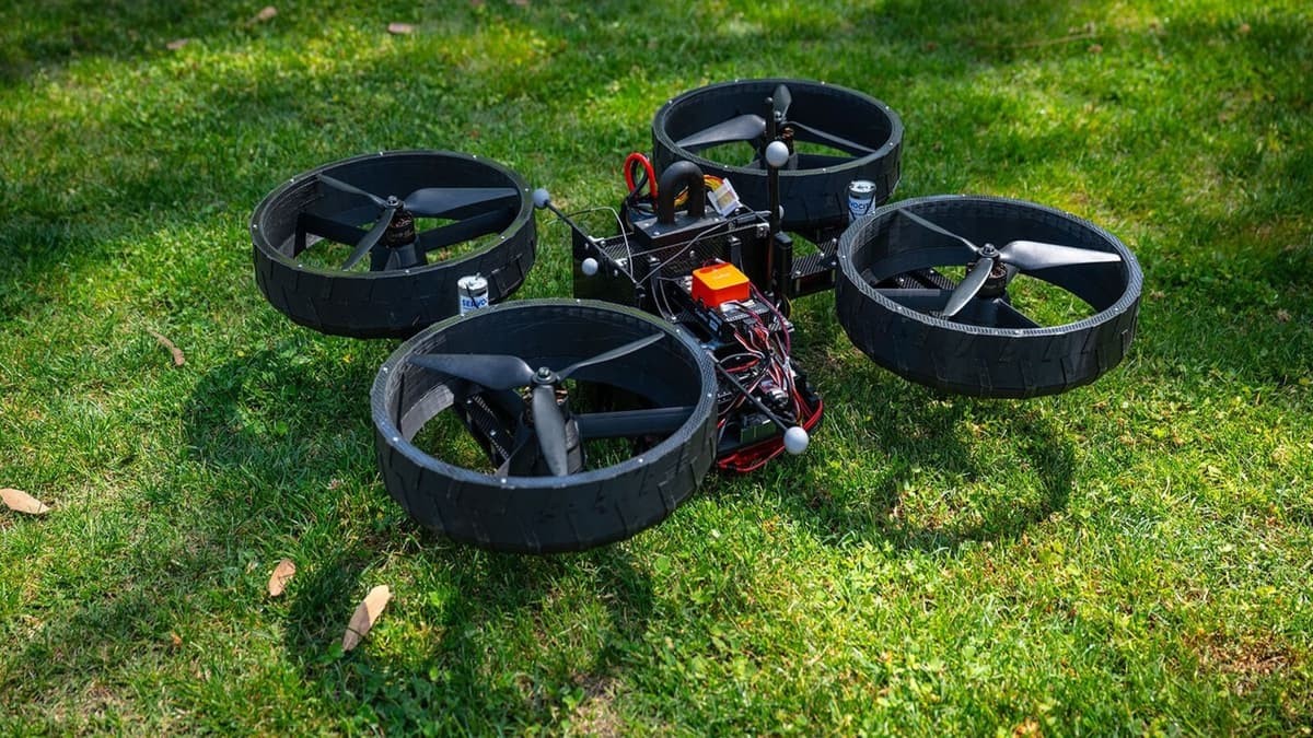 Robot si trasforma in volo: guida e vola con un solo motore | Video