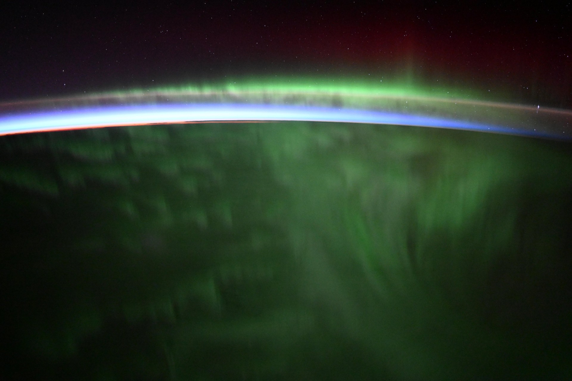 La danza cosmica dell'aurora: uno sguardo mozzafiato dalla ISS