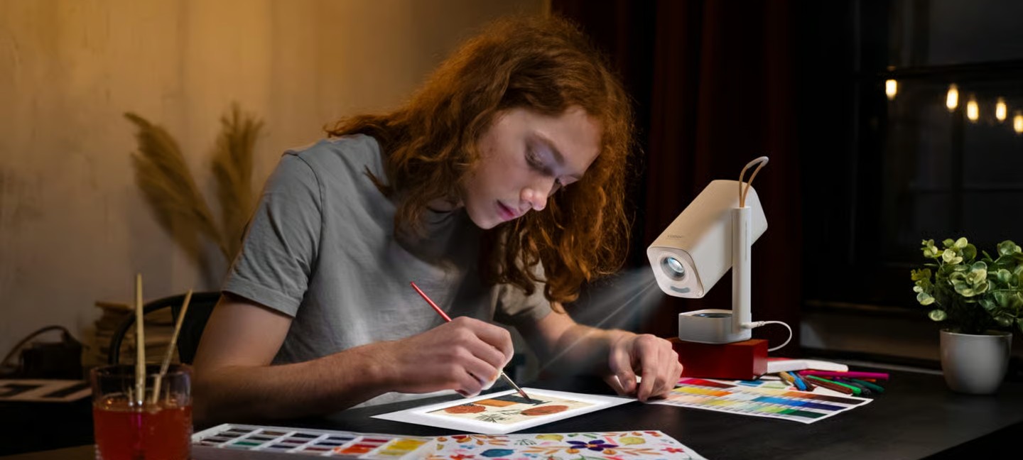 Ecco un piccolo proiettore economico che è pure... una lampada da tavolo!