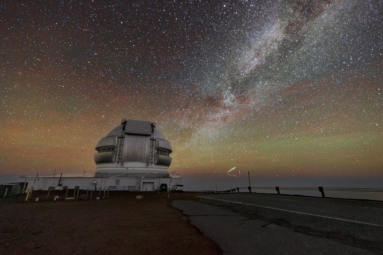 Un triangolo di satelliti sfida i cieli sopra le Hawaii