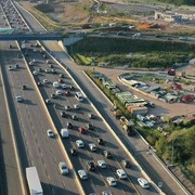 Autostrade, limite 100 km/h per le termiche e 130 per le auto elettriche: la pro