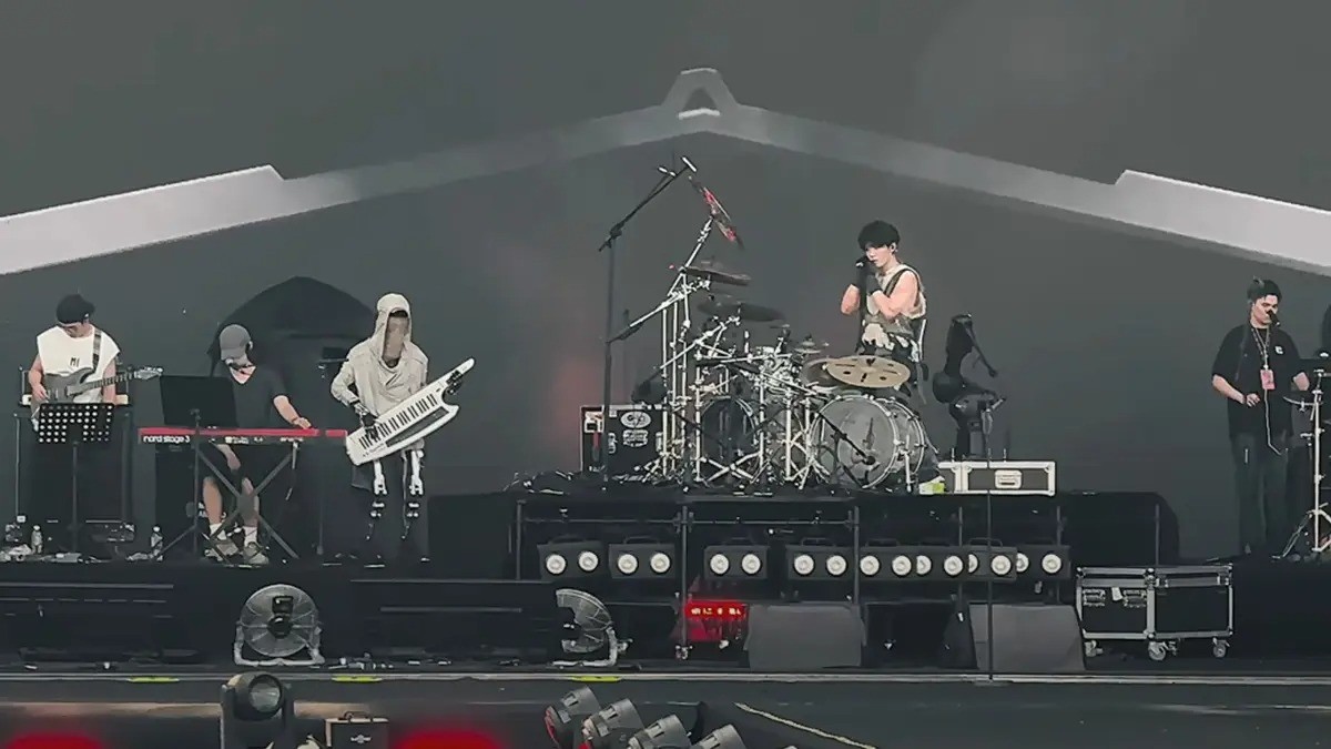 Adam, il robot rockstar che suona il keytar come un umano | Video