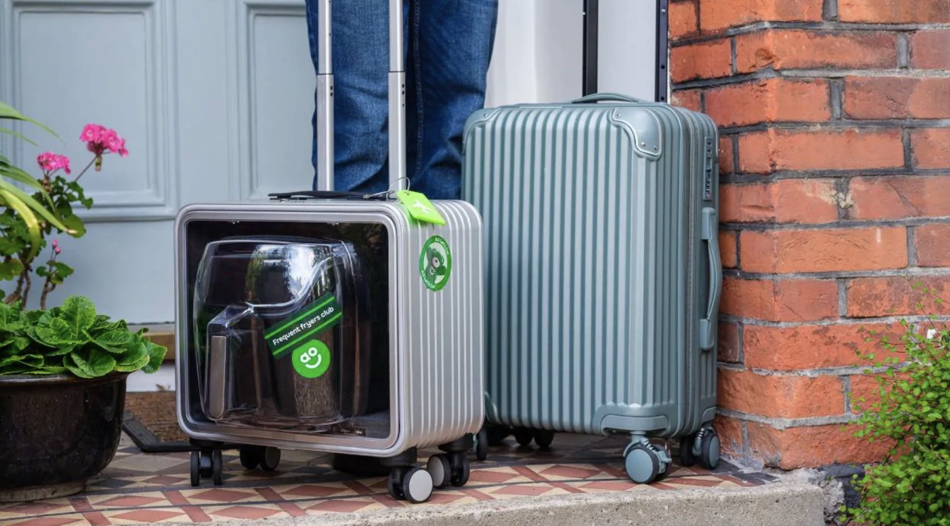La friggitrice ad aria ha la sua valigia: mai senza quando si va in vacanza