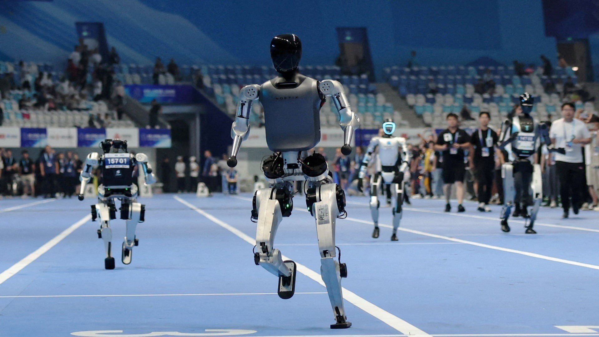 A Pechino i robot fanno sport: calcio, boxe e corse mozzafiato