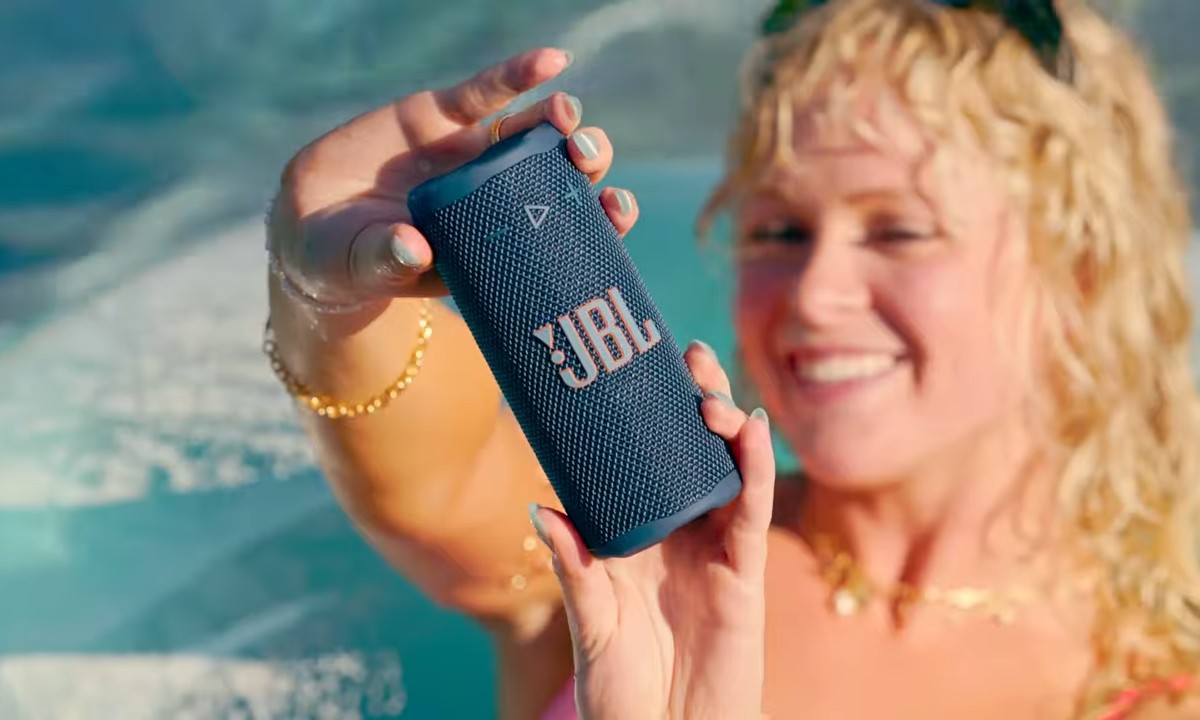 JBL Grip Speaker Bluetooth, Compatto E Portatile, Impermeabile IP68, Luce Ambientale, 14 Ore Batteria, Rosso