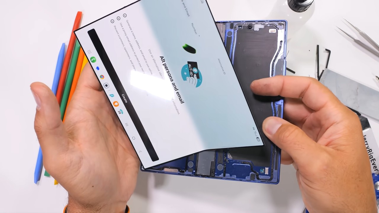 Galaxy Z Fold7 teardown: JerryRig riesce nellimpresa impossibile