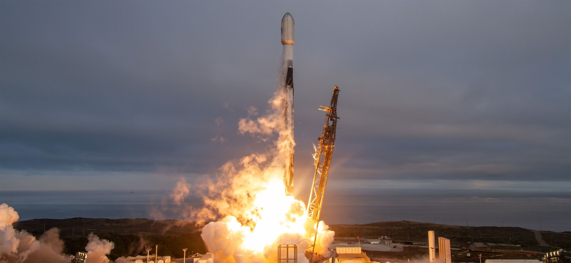 Falcon 9 lancia la rete segreta: 21 satelliti per il Pentagono in orbita bassa