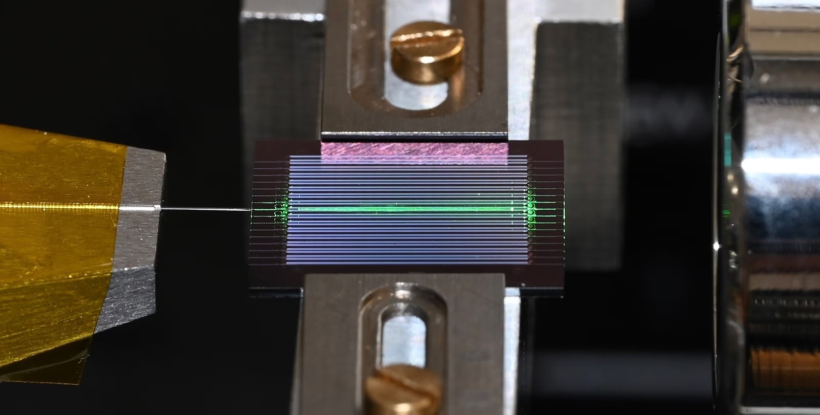 Caltech crea un OPO su chip che copre visibile e infrarosso