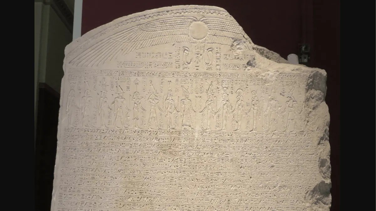 Scoperta in Egitto una stele unica: il Decreto di Canopo riemerge intatto