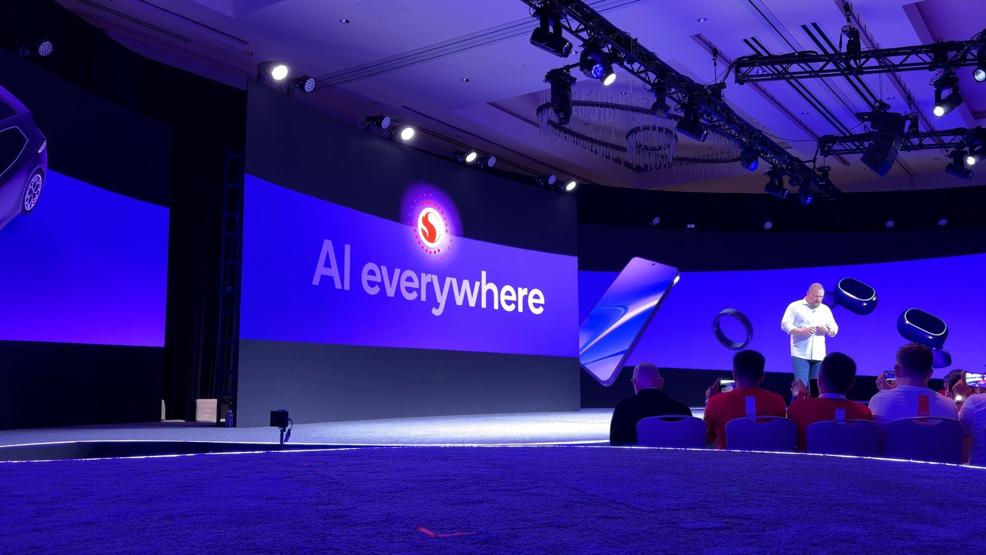 Qualcomm vuole l'IA "on-device" e off-line con i nuovi chip Snapdragon | VIDEO