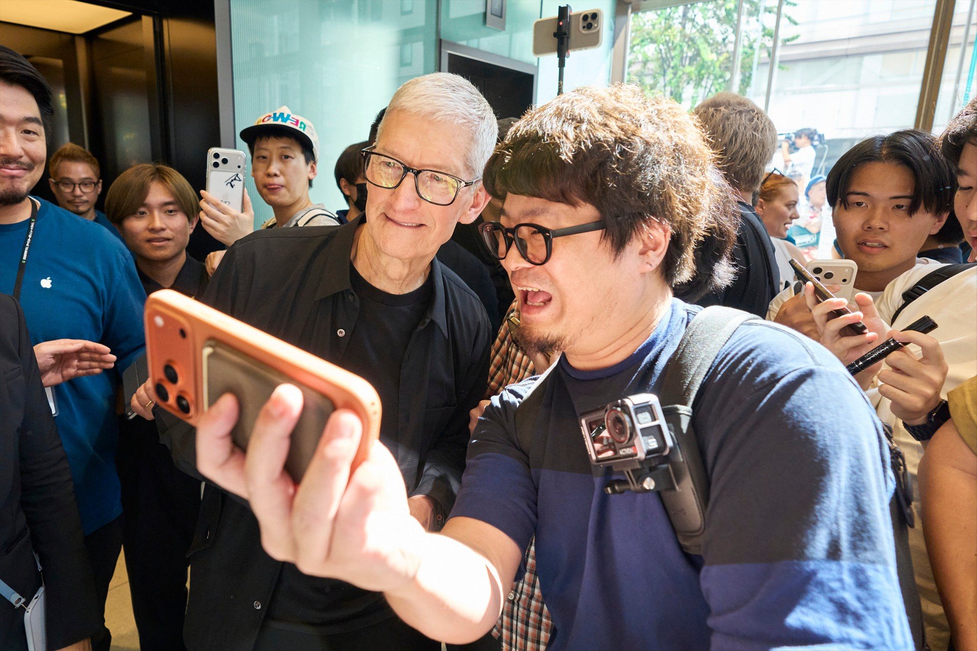 Tim Cook a Tokyo per celebrare la riapertura dello storico Apple Store di Ginza