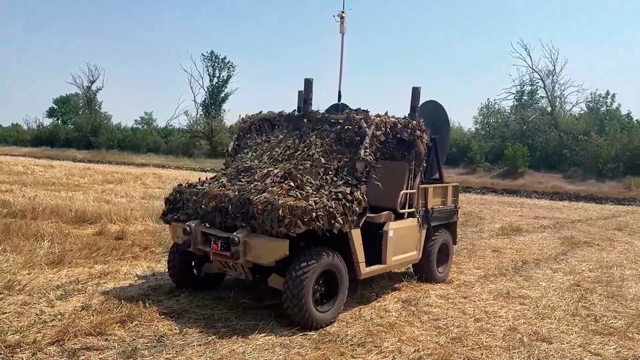 Dai campi da golf al fronte: i veicoli cinesi diventano robot da guerra