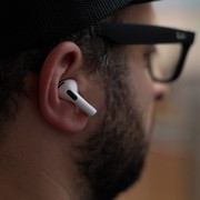 AirPods con fotocamere, Apple si lascia scappare un video che li mostra in azion