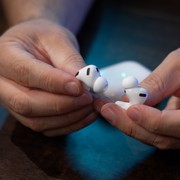AirPods con fotocamere, nonostante i leak il lancio non sarebbe così vicino