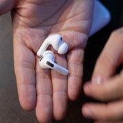 Mercato auricolari, Apple sempre in cima, i prodotti "open-ear" sempre più diffu