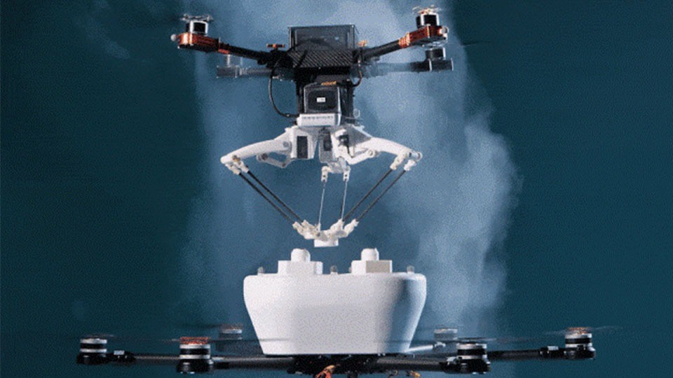 I Droni potranno scambiarsi strumenti in volo: la precisione record di FlyingToolbox