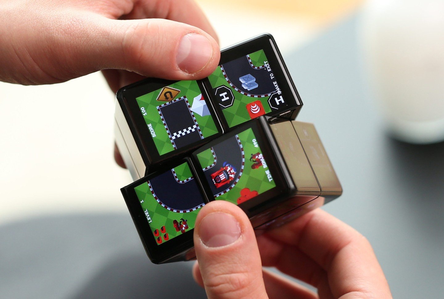 WOWCube è il cubo di Rubik più tech di sempre: ogni tassello è un display!